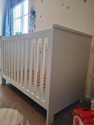 Mooi wit ledikantje incl. matras en 2 dekentjes beschikbaar voor biedingen