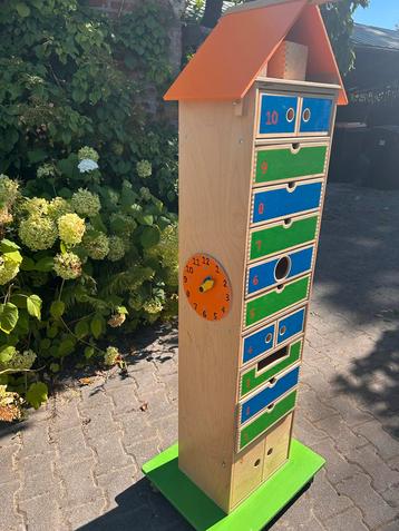 Educatieve Toren met Lades & Klok beschikbaar voor biedingen
