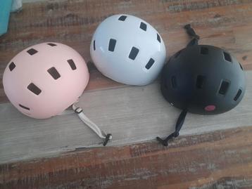 3 helmpjes  beschikbaar voor biedingen