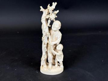 Ivoren okimono Vader met kind onder een druivenrank Meiji beschikbaar voor biedingen