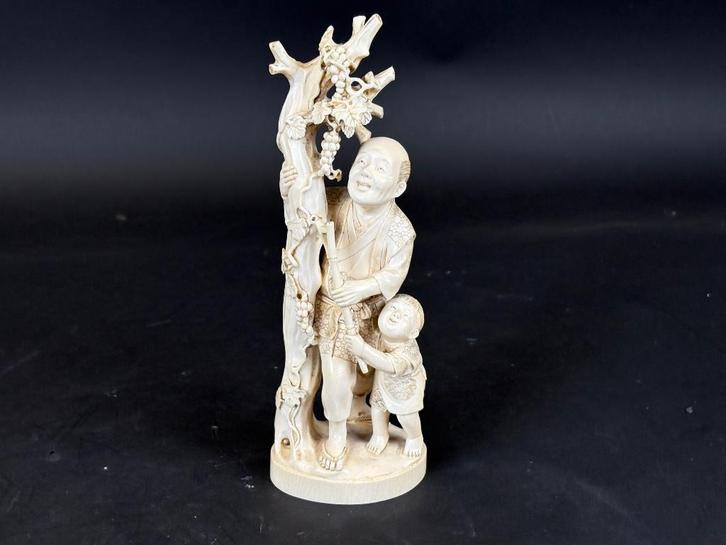 Ivoren okimono Vader met kind onder een druivenrank Meiji, Antiek en Kunst, Kunst | Beelden en Houtsnijwerken, Ophalen of Verzenden