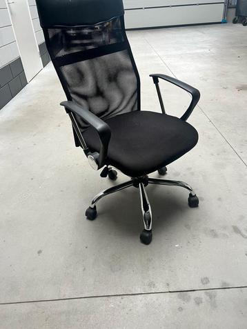 Bureaustoelen + robot stofzuiger  beschikbaar voor biedingen
