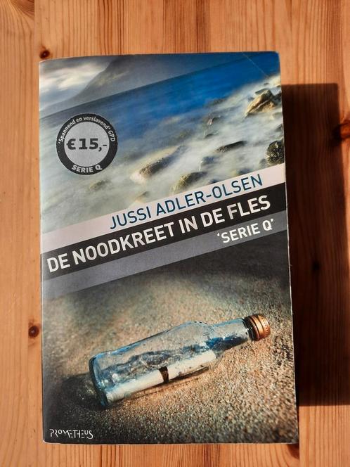 Jussi Adler-Olsen - De noodkreet in de fles, Boeken, Thrillers, Zo goed als nieuw, Nederland, Ophalen of Verzenden