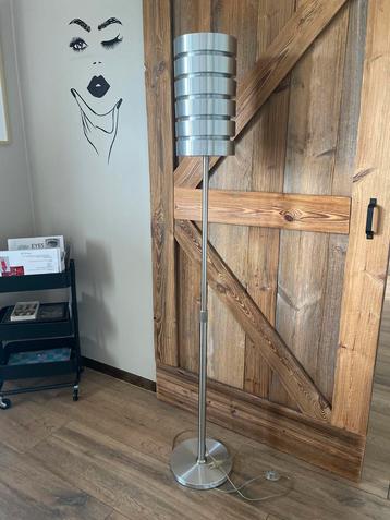 Uitschuifbare Staande Lamp - 2 Meter Hoog beschikbaar voor biedingen