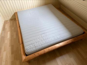 Houten bed IKEA (Hagali) + matras 160x200 - weinig gebruikt