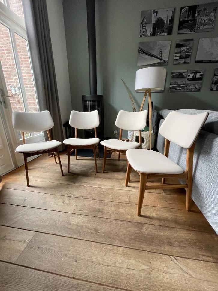 set van 4 Vintage Eettafelstoelen (nieuw gestoffeerd - skai), Huis en Inrichting, Stoelen, Zo goed als nieuw, Vier, Hout, Overige materialen