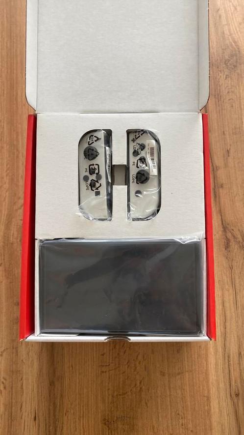 Nintendo Switch OLED met 3 games, Spelcomputers en Games, Spelcomputers | Nintendo Switch, Zo goed als nieuw, Switch OLED, Ophalen