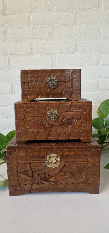 Set vintage handgesneden houten kisten - Aziatisch  beschikbaar voor biedingen
