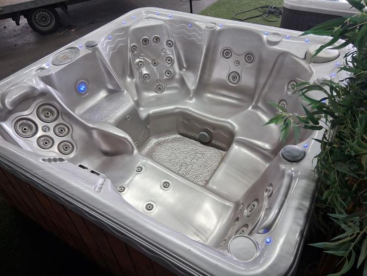 Emerald jacuzzi goede massage incl bezorging&garantie, Tuin en Terras, Bubbelbaden en Hottubs, Gebruikt, Ophalen of Verzenden