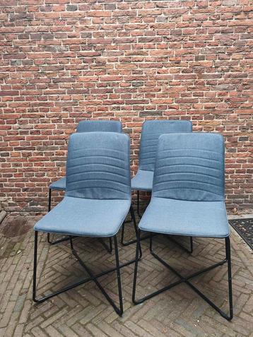 Vier blauwe eetkamerstoelen eetstoelen stof metaal 4 beschikbaar voor biedingen