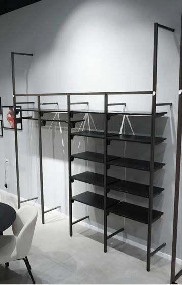 Mooie open wandkast (hang-legkast) beschikbaar voor biedingen