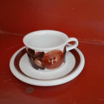 Arabia Rosmarin kop en schotel (Espresso) beschikbaar voor biedingen