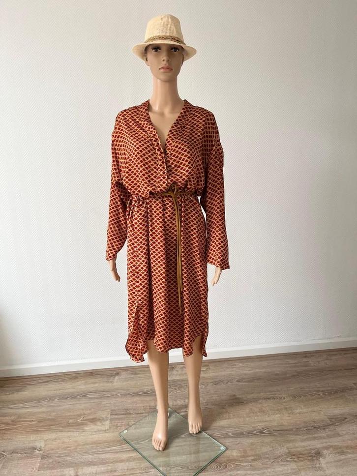 Jurk Sissel Edelbo, Kleding | Dames, Jurken, Zo goed als nieuw, Maat 38/40 (M), Oranje, Onder de knie, Verzenden
