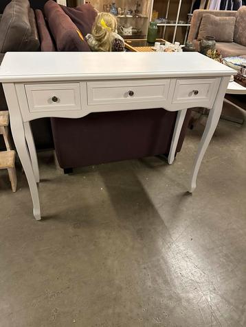 Sidetable wit beschikbaar voor biedingen