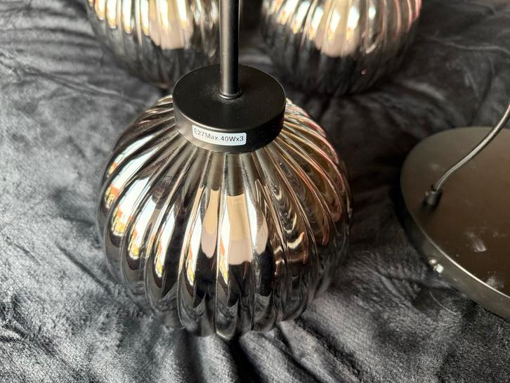 Hanglamp met 3 grijze glazen bollen, Huis en Inrichting, Lampen | Hanglampen, Zo goed als nieuw, 50 tot 75 cm, Glas, Ophalen