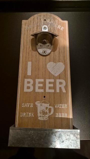 Bieropener voor aan de muur beschikbaar voor biedingen