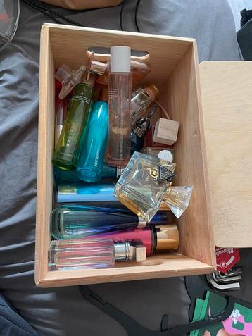 12 verschillende parfum , bodymist en eau de toilette beschikbaar voor biedingen