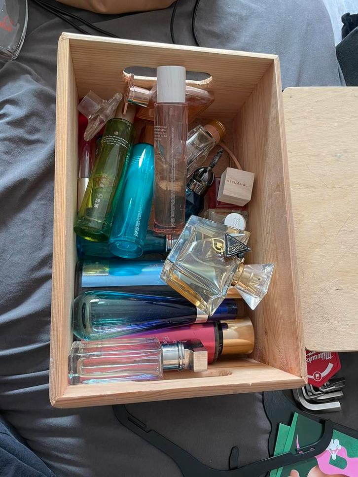 12 verschillende parfum , bodymist en eau de toilette, Verzamelen, Parfumverzamelingen, Zo goed als nieuw, Ophalen of Verzenden