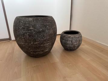 Grijs gemeleerde potten beschikbaar voor biedingen