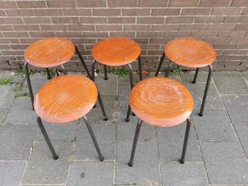 5 stapelbare vintage schoolkrukken! Retro beschikbaar voor biedingen