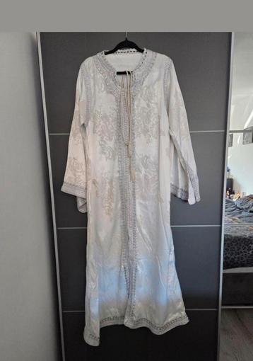 Witte Kaftan met Zilveren Details beschikbaar voor biedingen
