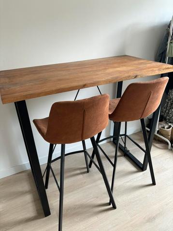 Houten hoge tafel met 4 cognac kleurige krukken beschikbaar voor biedingen