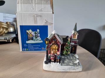 Kerstdorp kerk met ronddraaiende kerstboom en verlichting beschikbaar voor biedingen