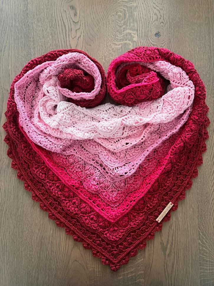 Handgemaakte Gehaakte Omslagdoek, Kleding | Dames, Mutsen, Sjaals en Handschoenen, Nieuw, Sjaal, Maat 46/48 (XL) of groter, Ophalen of Verzenden