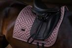 Equestrian Stockholm Amaranth dressuur full, Dieren en Toebehoren, Paarden en Pony's | Dekens en Dekjes, Verzenden, Zo goed als nieuw