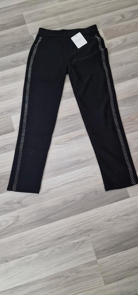 90)Te koop nieuwe zwarte broek met studs maat L ongv.40/42, Kleding | Dames, Broeken en Pantalons, Nieuw, Zwart, Lang, Ophalen of Verzenden