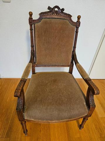 Antieke Louis XVI- stijl fauteuil beschikbaar voor biedingen