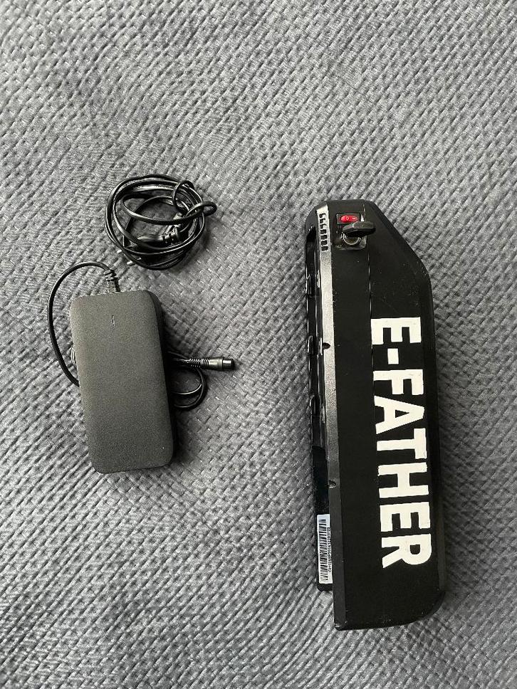 E-bike accu + oplader (met sleutel), Fietsen en Brommers, Fietsaccessoires | Fietsaccu's, Zo goed als nieuw, Ophalen