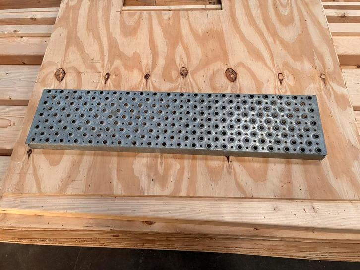 Verzinkte stalen traptreden, Doe-het-zelf en Verbouw, Metalen, Nieuw, IJzer, Ophalen of Verzenden
