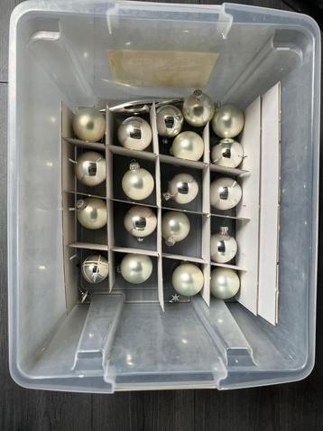 Plastic en glazen kerstballen beschikbaar voor biedingen