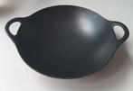 Rode gietijzeren wokpan 33cm, voor alle warmtebronnen, Huis en Inrichting, Keuken | Potten en Pannen, Ophalen, Gebruikt, Gietijzer