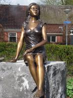 ZITTENDE VROUW/ BRONS/ TUINBEELD