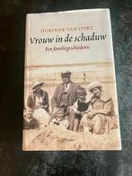 Vrouw in de schaduw - Dorinde van Oort, Ophalen of Verzenden, Zo goed als nieuw