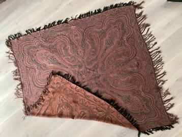 Een vintage/antiek worteldoek/ haarddoek 130 x 130 cm beschikbaar voor biedingen