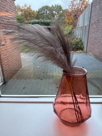 Sfeervolle vaas met pluimen beschikbaar voor biedingen