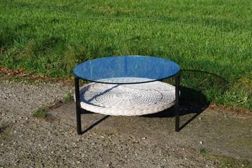 Vintage Salontafel met rotan mand en glazen blad beschikbaar voor biedingen