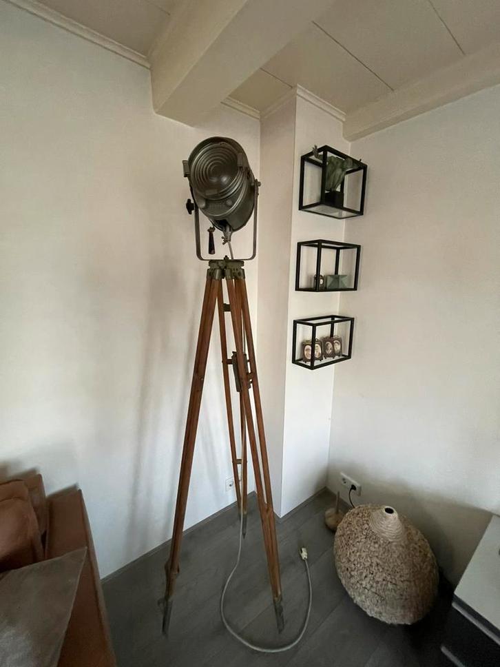 Pravhtige vintage franse theaterspot op driepoot, Huis en Inrichting, Lampen | Vloerlampen, Gebruikt, 150 tot 200 cm, Metaal, Ophalen of Verzenden