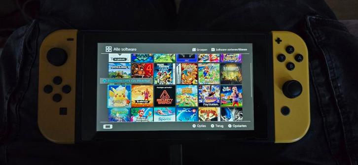 Nitendo switch pikachu edition, Spelcomputers en Games, Spelcomputers | Nintendo Switch, Zo goed als nieuw, Switch Original, Met 2 controllers