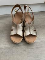 Ugg dames sleehak goud maat 37 zo goed als nieuw, UGG, Overige kleuren, Zo goed als nieuw, Sandalen of Muiltjes