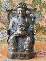 Mooi zwaar oud Chinees brons beeld van Cai Chen 21 cm.