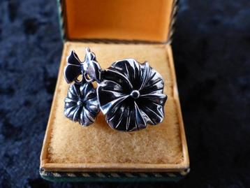 Mooie Aparte Zilveren Ring - 2 Bloemen met Vlindertje beschikbaar voor biedingen