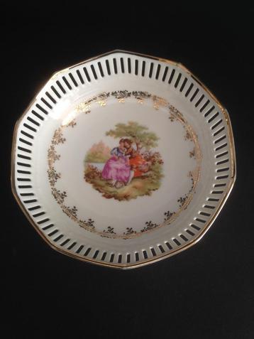 Schaal met opengewerkte rand barok afbeelding fragonard  beschikbaar voor biedingen