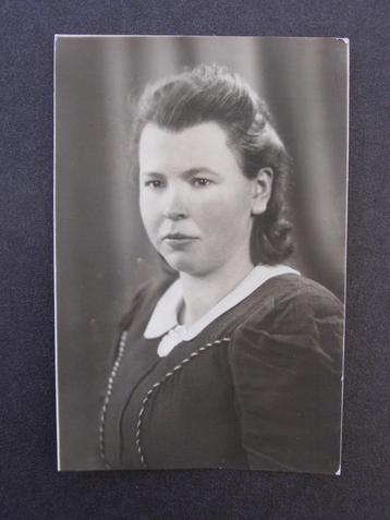 Portret foto MODERN, Utrecht: Jonge vrouw ca. 1945 beschikbaar voor biedingen