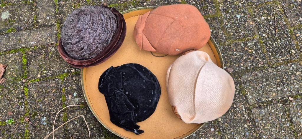 4 antieke dameshoeden met 1 doos, Ophalen of Verzenden