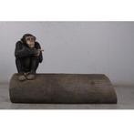 Monkey sitting on Tree Trunk – Aap fotomoment - 164 cm, Verzamelen, Dierenverzamelingen, Nieuw, Ophalen of Verzenden