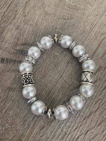 Partij 15 stuks mooie elastische parel armbanden A107 beschikbaar voor biedingen